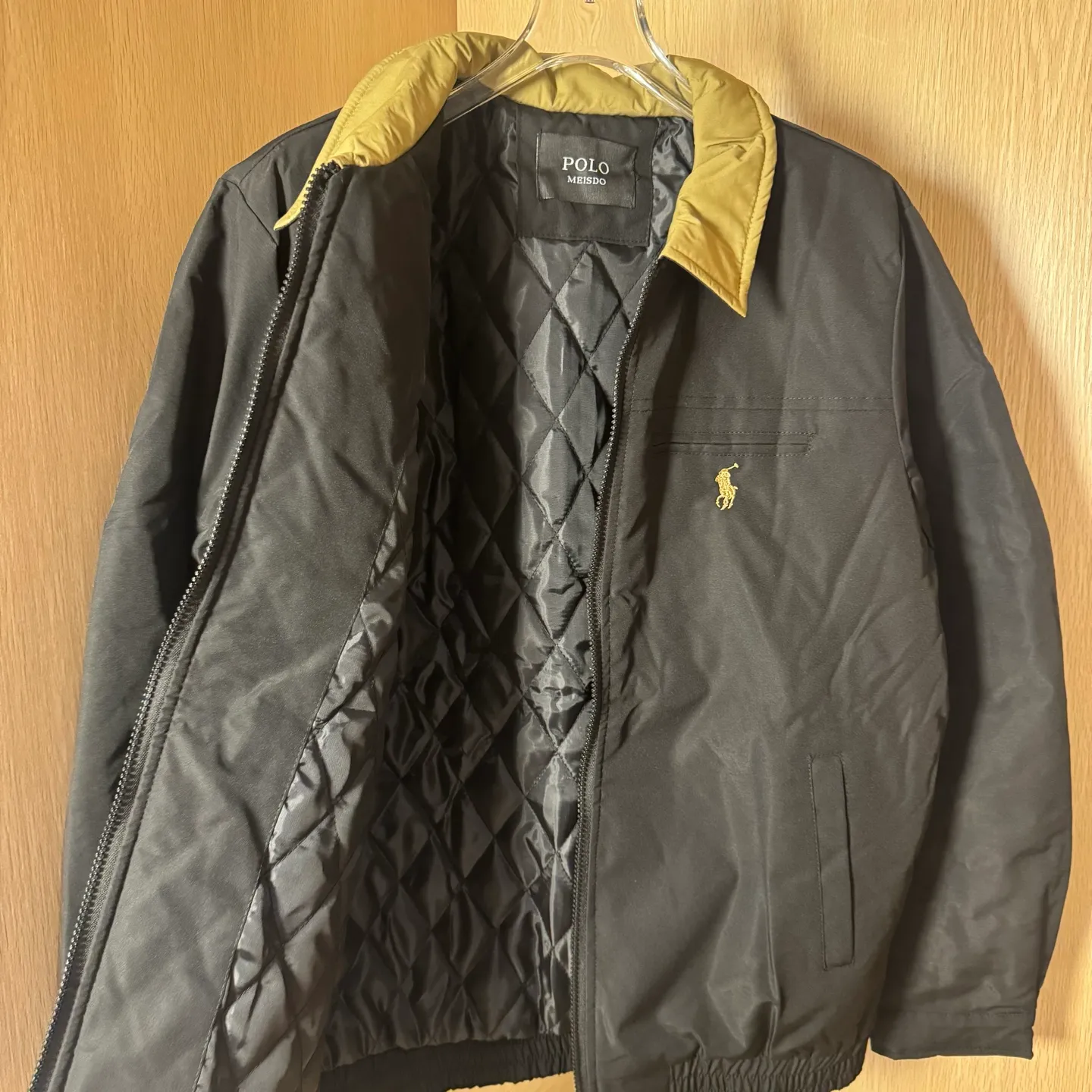 P370 Style number: T20 Second-hand Ralph Lauren Ralph Lauren RL winter Bomber MA-1 cotton jacket. Second-hand heavy-duty winter cotton jacket. Classic silhouette and loose fit. The outside is made of imported nylon fabric. A total of three layers of materials are laminated to form. Sleeves are quilted 120 grams. Custom-dyed high-density cotton thread. Bomber version. Modifies body. Warm and comfortable. Loose fit. Unisex. Size: S-XL.